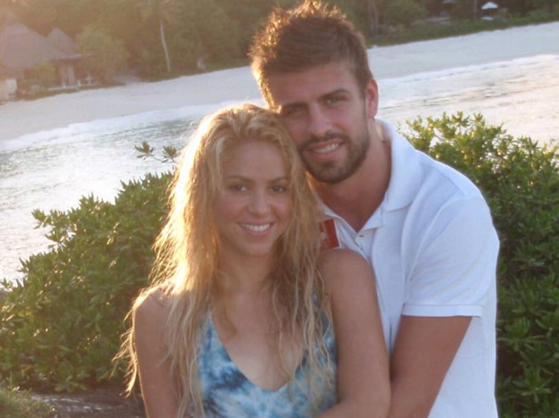 Ed ecco la coppia pi famosa del Barcellona: Gerard Piqu abbraccia la sua Shakira